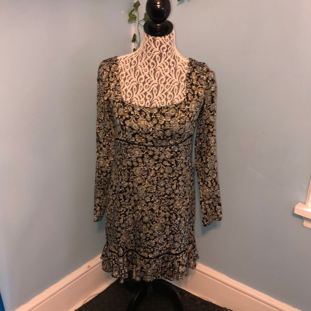 FREE PEOPLE. Dress. Size 8. Long sleeve.great cond. Blu/green/blk floral design